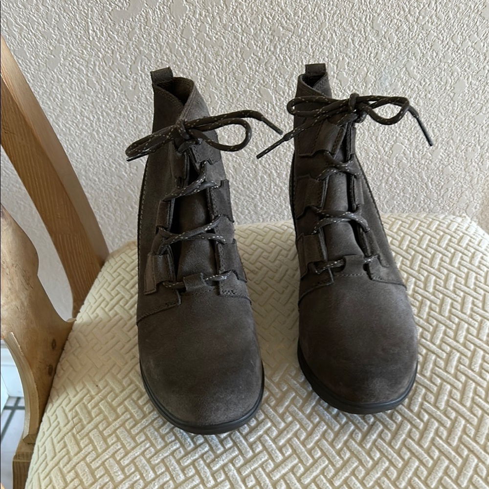 Elegant Lace-Up Gray Women's Boots